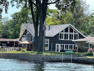 Unforgettable 4 bedroom 3 bath waterfront cabin - Coloma - 0