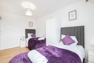 Spacious 3 Bed 1 Bath Hse w guest toilet w parking Near Excel - E16 - Londra - 1