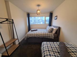 6 bed, sleeps 8, 1 Mile from New Cross Hospital, 10 mins from M6 Jct 10 & M54 Jct 1 - Fallings Park - 6