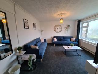 6 bed, sleeps 8, 1 Mile from New Cross Hospital, 10 mins from M6 Jct 10 & M54 Jct 1 - Fallings Park - 9
