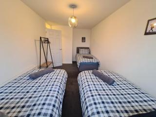 6 bed, sleeps 8, 1 Mile from New Cross Hospital, 10 mins from M6 Jct 10 & M54 Jct 1 - Fallings Park - 4