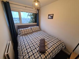 6 bed, sleeps 8, 1 Mile from New Cross Hospital, 10 mins from M6 Jct 10 & M54 Jct 1 - Fallings Park - 3