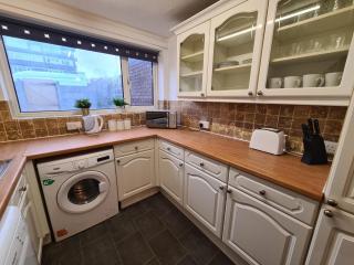 6 bed, sleeps 8, 1 Mile from New Cross Hospital, 10 mins from M6 Jct 10 & M54 Jct 1 - Fallings Park - 1