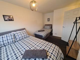 6 bed, sleeps 8, 1 Mile from New Cross Hospital, 10 mins from M6 Jct 10 & M54 Jct 1 - Fallings Park - 7