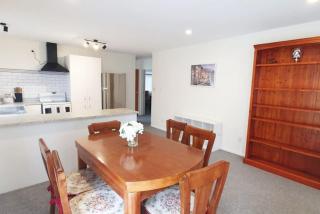 Cheerful 3BR Home With Free WiFi & Netflix - Auckland - 4