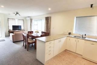 Cheerful 3BR Home With Free WiFi & Netflix - Auckland - 1