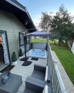 Reynards Retreat Lodge with Hot Tub - Barmby on the Moor - 8