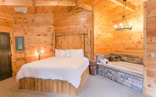 Farmhouse Suites by Amish Country Lodging - 2