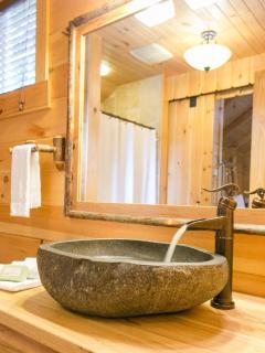 Lofty Willows Treehouse by Amish Country Lodging - Millersburg - 2