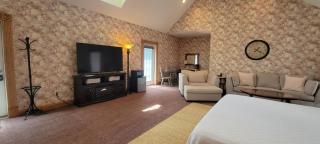 Victorian Suite by Amish Country Lodging - 8