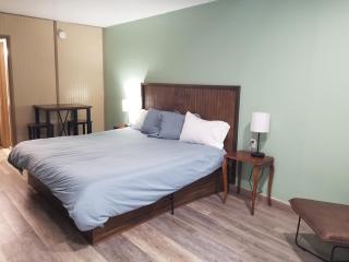 Blue Sky Inn- Complimentary Happy Hour Th-Sun, Veteran owned, Full Breakfast, Best green space, 1 mile from Blue Ridge, Fire Pit - Blue Ridge - 2