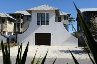 Beautiful High End One Bed / 1 Bath Carriage House - 0