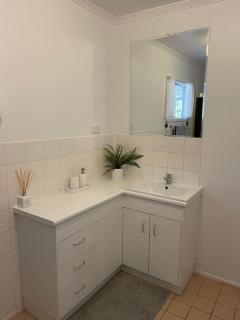 Pet Friendly Cottage in Torquay - Hervey Bay 430m or 5 min walk to dog friendly Shelly Beach - Torquay - 2