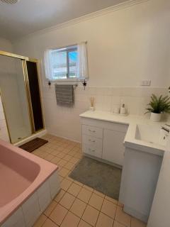 Pet Friendly Cottage in Torquay - Hervey Bay 430m or 5 min walk to dog friendly Shelly Beach - Torquay - 1