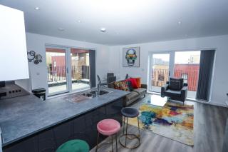 LOVELY 2 BED APARTMENT WITH PARKING - 2