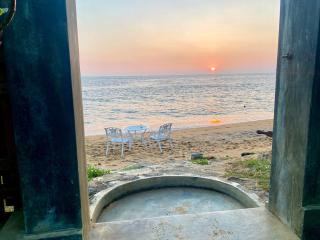 SUNSET BEACH HAVEN, Entire Villa, Beachfront, Private Pool - Galle - 8