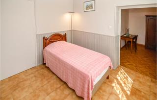 Nice Home In Saint Cannat With Wifi - 2