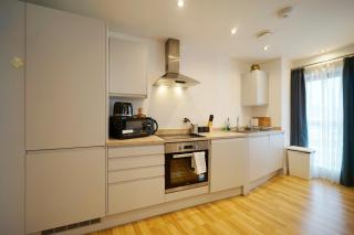 Modern 2 Bed Apartment with Juliet Balcony - DHB STAYS - Leeds - 9