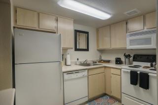 Scottsdale's premium short term getaway, Fully furnished 1 bedroom homes, FREE Golf, cable, utilities, Wi-Fi, parking, pool, and bike trails- Unit 221 apts - 2