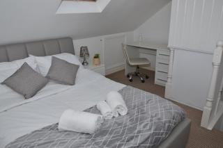 Convenient 3 Bedroom Home Fast Wi-Fi Free Parking - 2