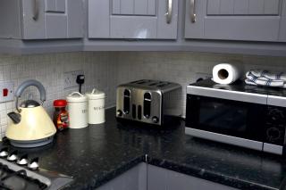 Convenient 3 Bedroom Home Fast Wi-Fi Free Parking - 4