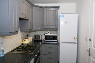 Convenient 3 Bedroom Home Fast Wi-Fi Free Parking - 5