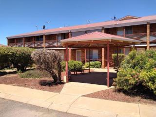 Cosy 2 bedroom Unit in a secure gated complex - Kalgoorlie - 5