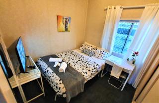 WOODY Pt - AMAZING 1970's SHARE HOUSE BY THE SEA-4 rooms available! - Woody Point - 4