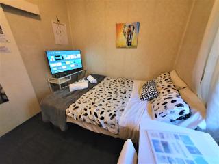 WOODY Pt - AMAZING 1970's SHARE HOUSE BY THE SEA-4 rooms available! - Woody Point - 2