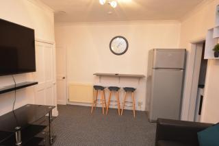 Lovely 3 Bedroom House near Barking Station - Barking - 8