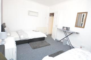 Lovely 3 Bedroom House near Barking Station - 6