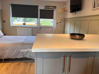 Seaview 1 bed open condo - free parking - 4