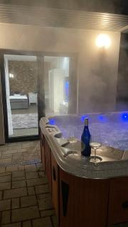 Malibu Apartman & Jacuzzi - 6