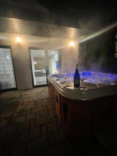 Malibu Apartman & Jacuzzi - 7