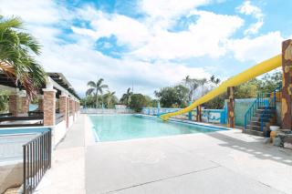 RedDoorz at Royal Grande Beach Resort Batangas - 7