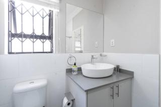 Private Modern 10 bdrm Home tucked away in Sandton - 7