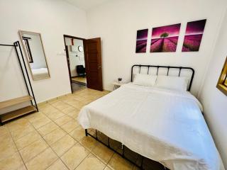 RedLoft - Cozy 4-bedroom loft with free parking and pool table - 7