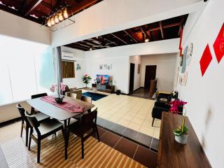 RedLoft - Cozy 4-bedroom loft with free parking and pool table - 4
