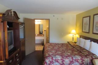 Carriage House Inn - 6