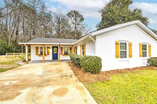 Bright Beaufort Home with Porch and Fire Pit! - Beaufort - 8