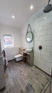 Exclusive Coach House with Lakeside Hot Tub on Country Estate - Toddington - 3