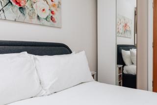 Central Modern Flat for 4-6 & dedicated parking - 2