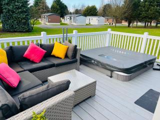 Roseberry Lodge with Hot Tub - York - 1