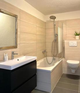 on a quiet location, beautiful, spacious holidayhouse, only for holidays, with a fantastic view, perfect for skiing, walking and hiking - Scheid - 1