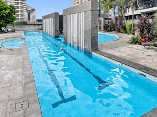 Level 30 Oracle Tower 2 Stunning views and free parking - GC Getaways - 6