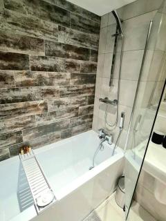 1-Bedroom Aprt in Salford- FreeParking- Sleeps3 - 2