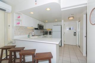 Ilikai Tower One Bedroom Lagoon View Waikiki Condos with Lanai & Free Wifi - 4