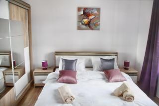 Luxury Downtown Apartment - 9