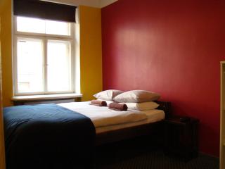 Naughty Squirrel Backpackers Hostel - Riga - 3