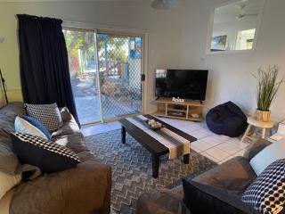 Pet Friendly Cottage in Torquay - Hervey Bay 430m or 5 min walk to dog friendly Shelly Beach - Torquay - 0